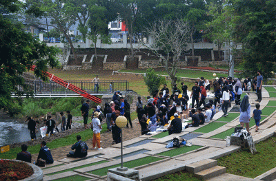 Puluhan mahasiswa Teknik Planologi Universitas Diponegoro dan alumni memunguti sampah di area jogging track di kompleks Kampus Undip Tembalang.