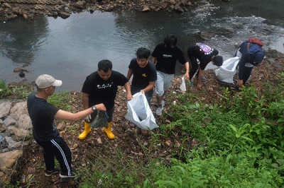 Puluhan mahasiswa Teknik Planologi Universitas Diponegoro dan alumni memunguti sampah di area jogging track di kompleks Kampus Undip Tembalang.