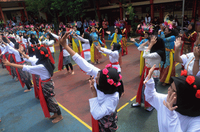 Beragam atraksi kesenian tradisional hingga modern meramaikan kegiatan Festival Dies Natalis SMP Negeri 27 Semarang, Jawa Tengah, Minggu (27/11/2022).