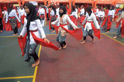Beragam atraksi kesenian tradisional hingga modern meramaikan kegiatan Festival Dies Natalis SMP Negeri 27 Semarang, Jawa Tengah, Minggu (27/11/2022).