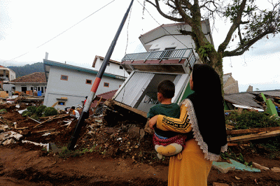 Warga melintasi area terdampak gempa di Sarampad, Kabupaten Cianjur, Jawa Barat, Minggu (27/11/2022).