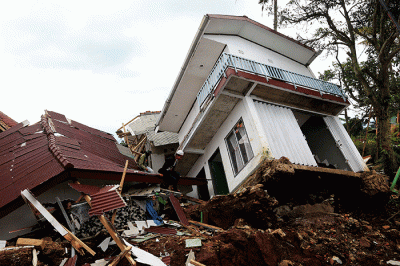 Warga melintasi area terdampak gempa di Sarampad, Kabupaten Cianjur, Jawa Barat, Minggu (27/11/2022).