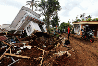 Warga melintasi area terdampak gempa di Sarampad, Kabupaten Cianjur, Jawa Barat, Minggu (27/11/2022).