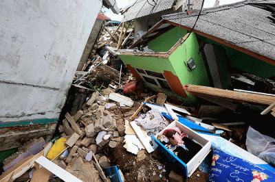 Warga melintasi area terdampak gempa di Sarampad, Kabupaten Cianjur, Jawa Barat, Minggu (27/11/2022).