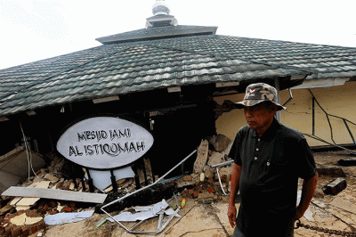 Warga melintasi area terdampak gempa di Sarampad, Kabupaten Cianjur, Jawa Barat, Minggu (27/11/2022).