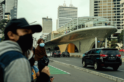 Sejumlah warga melintas di dekat proyek revitalisasi Halte Transjakarta Tosari yang hampir rampung di Jalan MH Thamrin, Jakarta Pusat, Minggu (27/11/2022).
