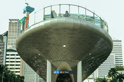 Sejumlah warga melintas di dekat proyek revitalisasi Halte Transjakarta Tosari yang hampir rampung di Jalan MH Thamrin, Jakarta Pusat, Minggu (27/11/2022).