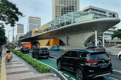 Sejumlah warga melintas di dekat proyek revitalisasi Halte Transjakarta Tosari yang hampir rampung di Jalan MH Thamrin, Jakarta Pusat, Minggu (27/11/2022).