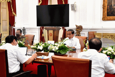 Presiden Joko Widodo memimpin rapat terbatas bersama sejumlah jajarannya untuk membahas status minat investasi di Ibu Kota Nusantara (IKN) di Istana Merdeka.