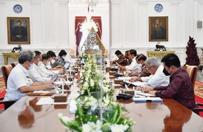 Presiden Joko Widodo memimpin rapat terbatas bersama sejumlah jajarannya untuk membahas status minat investasi di Ibu Kota Nusantara (IKN) di Istana Merdeka.
