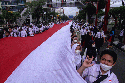 Ribuan Orang mengarak bendera Merah Putih di kawasan Jalan Pandanaran Semarang, Jawa Tengah, Minggu (27/11/2022).