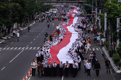 Ribuan Orang mengarak bendera Merah Putih di kawasan Jalan Pandanaran Semarang, Jawa Tengah, Minggu (27/11/2022).
