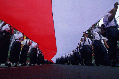 Ribuan Orang mengarak bendera Merah Putih di kawasan Jalan Pandanaran Semarang, Jawa Tengah, Minggu (27/11/2022).