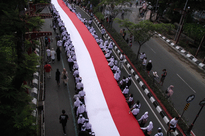 Ribuan Orang mengarak bendera Merah Putih di kawasan Jalan Pandanaran Semarang, Jawa Tengah, Minggu (27/11/2022).