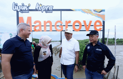 Penanaman pohon mangrove di Desa Bedono, Demak, Jawa Tengah, Senin (28/11/2022).