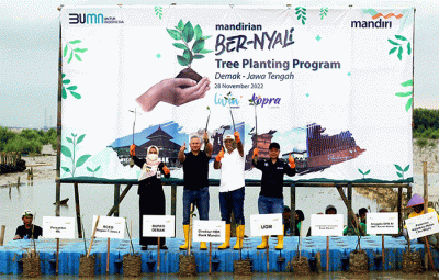 Penanaman pohon mangrove di Desa Bedono, Demak, Jawa Tengah, Senin (28/11/2022).
