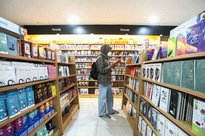 Pengunjung saat membaca buku di salah satu toko buku di Jakarta, Senin (28/11/2022).