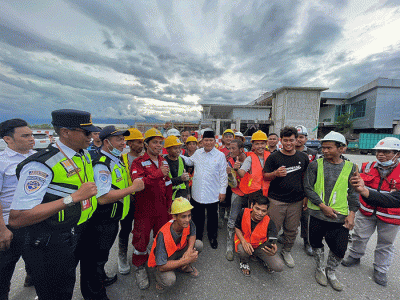 Kedatangan Menteri Pertahanan Prabowo Subianto di Palu, Sulawesi Tengah disambut riuh para pekerja proyek di Bandara Mutiara SIS Al-Jufrie.