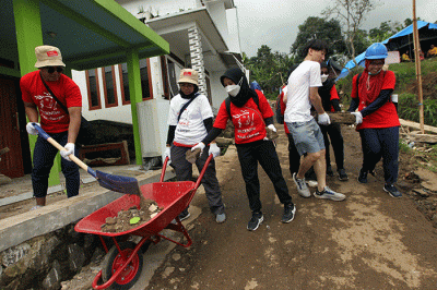 Volunteer Karyawan Prudential Indonesia berbincang dengan korban gempa usai membagikan bantuan di Desa Sukamulya, Cugenang, Kabupaten Cianjur.