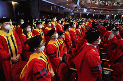 Mahasiswa mengikuti Wisuda program Doktor, Magister, Sarjana, Sarjana Terapan, dan Diploma III untuk Tahun Akademik 2021/2022 di UPH.