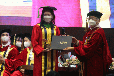 Mahasiswa mengikuti Wisuda program Doktor, Magister, Sarjana, Sarjana Terapan, dan Diploma III untuk Tahun Akademik 2021/2022 di UPH.