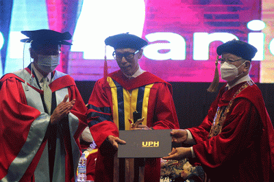 Mahasiswa mengikuti Wisuda program Doktor, Magister, Sarjana, Sarjana Terapan, dan Diploma III untuk Tahun Akademik 2021/2022 di UPH.