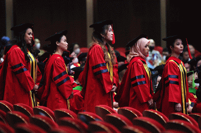 Mahasiswa mengikuti Wisuda program Doktor, Magister, Sarjana, Sarjana Terapan, dan Diploma III untuk Tahun Akademik 2021/2022 di UPH.
