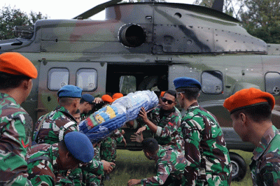 TNI AU kembali mendistribusikan bantuan melalui udara menggunakan helikopter ke sejumlah desa di kecamatan Sukaresmi Kabupaten Cianjur.