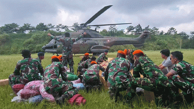 TNI AU kembali mendistribusikan bantuan melalui udara menggunakan helikopter ke sejumlah desa di kecamatan Sukaresmi Kabupaten Cianjur.