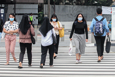 Aktivitas pekerja saat jam pulang kantor di Jakarta, Selasa (29/11/2022).