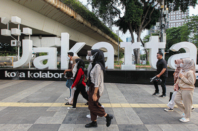 Aktivitas pekerja saat jam pulang kantor di Jakarta, Selasa (29/11/2022).