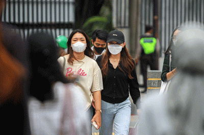 Aktivitas pekerja saat jam pulang kantor di Jakarta, Selasa (29/11/2022).