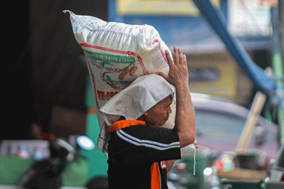 Aktivitas pekerja di Pasar Induk Beras Cipinang, Jakarta Timur, Senin (29/11/2022).