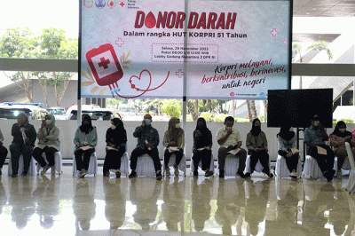 Tenaga kesehatan mengambil darah pegawai DPR saat mengikuti aksi donor darah di kompleks parlemen, Senayan, Jakarta, Selasa (29/11/2022).
