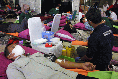 Tenaga kesehatan mengambil darah pegawai DPR saat mengikuti aksi donor darah di kompleks parlemen, Senayan, Jakarta, Selasa (29/11/2022).
