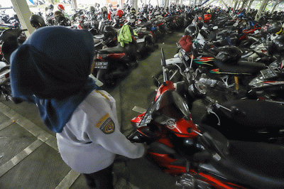 Pengendara memarkirkan motor di Park and Ride Vertikal Terminal Ragunan, Jakarta Selatan, Selasa (29/11/2022).