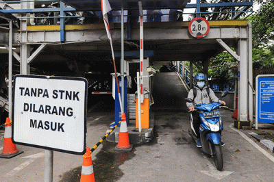 Pengendara memarkirkan motor di Park and Ride Vertikal Terminal Ragunan, Jakarta Selatan, Selasa (29/11/2022).