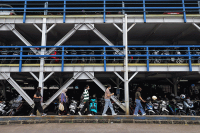 Pengendara memarkirkan motor di Park and Ride Vertikal Terminal Ragunan, Jakarta Selatan, Selasa (29/11/2022).