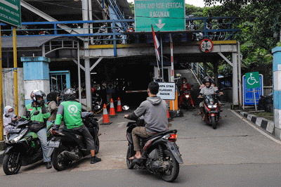 Pengendara memarkirkan motor di Park and Ride Vertikal Terminal Ragunan, Jakarta Selatan, Selasa (29/11/2022).