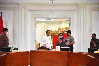 Presiden Joko Widodo saat memimpin rapat terbatas tentang evaluasi pelaksanaan KTT G20 yang digelar di Kantor Presiden, Jakarta, Senin (28/11/2022).