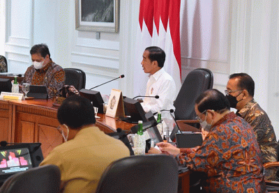 Presiden Joko Widodo saat memimpin rapat terbatas tentang evaluasi pelaksanaan KTT G20 yang digelar di Kantor Presiden, Jakarta, Senin (28/11/2022).