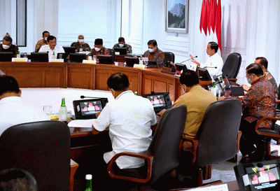 Presiden Joko Widodo saat memimpin rapat terbatas tentang evaluasi pelaksanaan KTT G20 yang digelar di Kantor Presiden, Jakarta, Senin (28/11/2022).