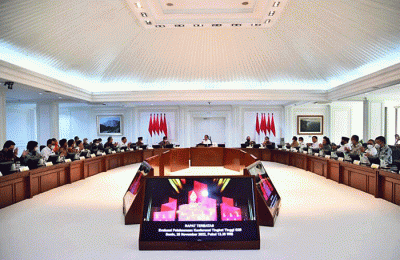 Presiden Joko Widodo saat memimpin rapat terbatas tentang evaluasi pelaksanaan KTT G20 yang digelar di Kantor Presiden, Jakarta, Senin (28/11/2022).