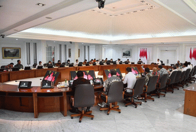Presiden Joko Widodo saat memimpin rapat terbatas tentang evaluasi pelaksanaan KTT G20 yang digelar di Kantor Presiden, Jakarta, Senin (28/11/2022).