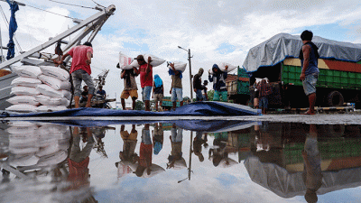 Aktivitas bongkar muat distribusi pupuk bersubsidi di Pelabuhan Paotere, Makassar, Senin (28/11/2022).