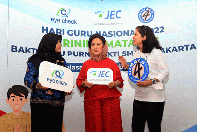 Pemeriksaan mata gratis kepada guru aktif dan guru purnabakti dalam rangka memperingati Hari Guru di SMA 4 Jakarta, Selasa (29/11/2022). 