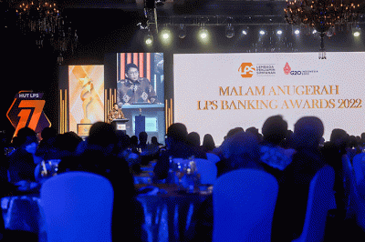 Ketua Dewan Komisioner Lembaga Penjamin Simpanan (LPS) Purbaya Yudhi Sadewa memberikan sambutan dalam acara malam anugerah LPS Banking Award 2022.