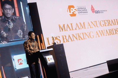 Ketua Dewan Komisioner Lembaga Penjamin Simpanan (LPS) Purbaya Yudhi Sadewa memberikan sambutan dalam acara malam anugerah LPS Banking Award 2022.