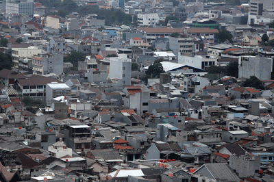 Deretan permukiman warga terlihat dari ketinggian di kawasan Jakarta Pusat, Rabu (30/11/2022).