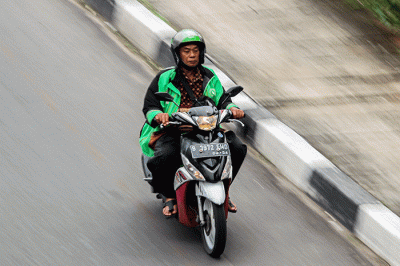 Pengendara ojek online (Ojol) saat melintas di kawasan Jakarta Timur, Rabu (30/11/2022). 